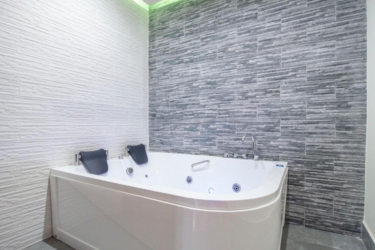 Royal Playa Suite And Apartament -Private Parking- Self Chek Out Catania Kültér fotó